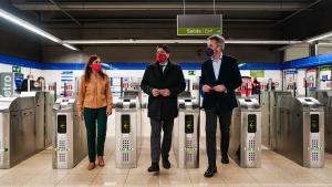 El consejero entrando a la estación, junto al director del parque y otros acompañantes