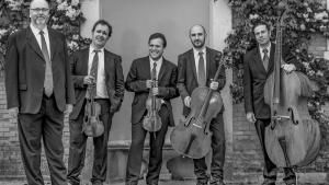 Fotografía en blanco y negro de los músicos de Al Ayre Español