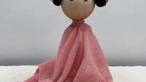Una escultura blanca con un vestido rosa