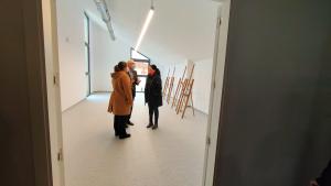 El consjero conversa con responsables del centro en una de las salas 