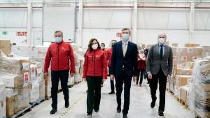 La presidenta Isabel Díaz Ayuso presenta el operativo logístico y asistencial para los refugiados de Ucrania La consejera camina junto al representante ucraniano por los pasillos del hospital