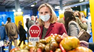 La consejera observa algunos productos de la región