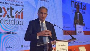 El consejero durante su intervención en el atril del evento