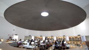 Una de las bibliotecas regionales con algunos lectores 