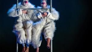 Dos payasos vestidos de blanco sentados en una escalera 