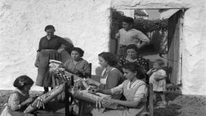 Una mujeres a las afueras de una casa conversando 