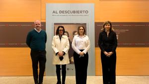 La consejera junto a los encargados de la muestra