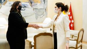 La presidenta saluda a la presidenta de la AVT, Maite Araluce