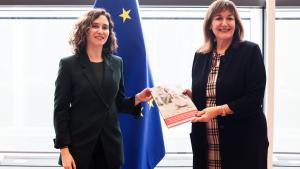 La presidenta entrega el plan de natalidad a la vicepresidenta de la Comisión Europea y comisaria de Democracia y Demografía, Duvravka Suica