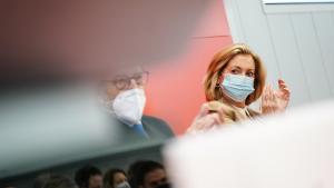 La consejera de Política Social, Concepción Dancausa, participa en el acto del Día Mundial de Concienciación del Autismo La consejera sentada en el escenario durante el acto