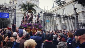 Una procesión de Semana Santa durante el día