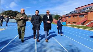 El consejero de Administración Local, Carlos Izquierdo, visita las obras realizadas con cargo al PIR en Moralzarzal El consejero durante su visita a Moralzarzal