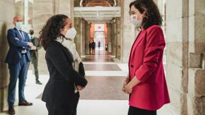 La embajadora y la presidenta conversan en la Real Casa de Correos