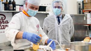 El consejero visitando el obrador mientras elaboran dulces