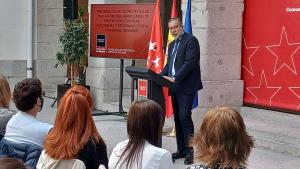 El consejero de Presidencia, Enrique López, en el encuentro con los representantes de los beneficiarios de estas ayudas