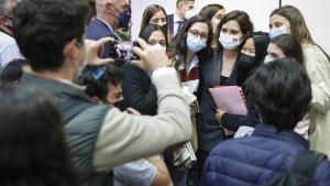 La presidenta Isabel Díaz Ayuso pide a las autoridades catalanas que velen por la pluralidad en la universidad y que se respete la libertad de pensam La presidenta se fotografía con algunos de los alumnos asistentes