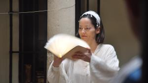 Una mujer abriendo un libro
