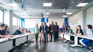 La Comunidad de Madrid ofrece clases de español a refugiados ucranianos para facilitar su acceso al mercado laboral El consejero Javier Lasquetty y Toni Cantó, director de la Oficina del Español, pasean por el centro