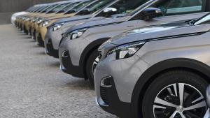 Coches aparcados grises y dorados