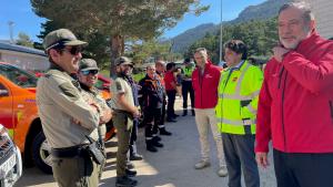 Los consejeros conversan con parte del equipo del plan