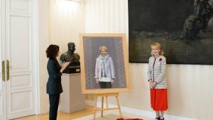 La presidenta y Esperanza Aguirre observando el retrato