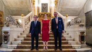 La presidenta junto al alcalde de Madrid y el presidente de la Cámara de Comercio