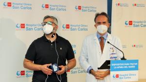 Médico junto a una persona en la que se está probando el dispositivo