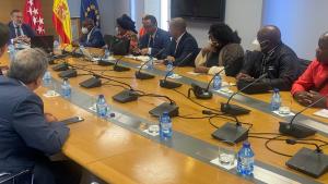 El consejero Enrique López en la reunión con los diputados mozambiqueños 