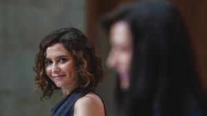 La presidenta Isabel Díaz Ayuso se reúne con la comisaria europea de Innovación, Mariya Gabriel La presidenta observa a la comisaria durante su intervención