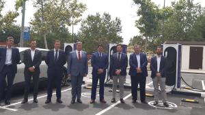 La Comunidad de Madrid recibe a una delegación de Uruguay interesada en conocer la electrolinera de Pozuelo de Alarcón El viceconsejero José Antonio Sánchez con la delegación uruguaya