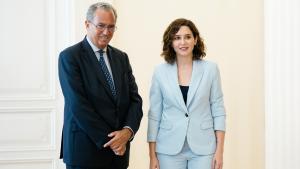 La presidenta junto al vicepresidente posan para la foto