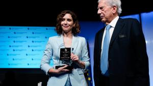 La presidenta recibe el galardón de manos de Vargas Llosa