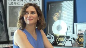 Isabel Díaz Ayuso en los estudios de Sony Music de Miami con discos de fondo