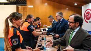 Enrique López entregando la réplica de la medalla del Dos de Mayo a los miembros de Protección Civil