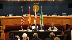 La presidenta, junto a otros asistentes, al encuentro en Miami