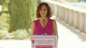 Díaz Ayuso presenta "Madrid, de pueblo a pueblo", un nuevo proyecto para unir experiencias gastronómicas con culturales, naturaleza y ocio La presidenta vestida de fucsia durante su intervención