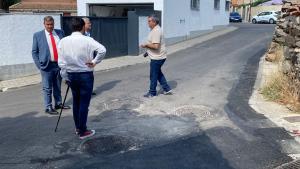 El viceconsejero José Antonio Sánchez observa el asfaltado en Bustarviejo