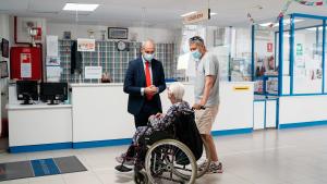 Luis Martínez-Sicluna saluda a una residente