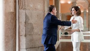 Díaz Ayuso tras renovar con Castilla-La Mancha el convenio para el abono transporte: “Es un ejemplo de convivencia, somos un gran país y hay que cohe La presidenta saluda a su homólogo de Castilla-La Mancha