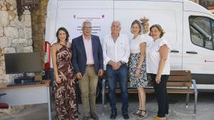 El consejero Carlos Izquierdo con otras personas