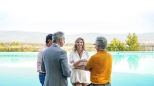 La Comunidad de Madrid remodela la piscina de Riosequillo con capacidad para 2.000 personas La consejera conversa con tres personas delante de la piscina