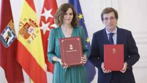 Díaz Ayuso firma con Almeida un convenio para modernizar los servicios sociales de la capital, construir nuevos Centros de Día y mejorar las residenc La presidenta con el alcalde