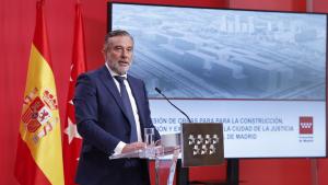 El consejero Enrique López en rueda de prensa