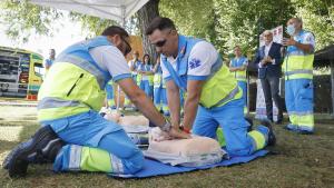 Unos voluntarios haciendo una emergencia por una parada cardiorrespiratoria