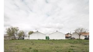 Una foto de Adriana Martínez donde se ven los laterales de dos casas blancas
