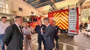 El consejero Enrique López junto a los bomberos