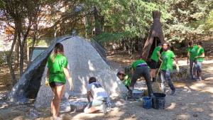 Jovénes construyendo choza