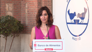 La presidenta Isabel Díaz Ayuso visita las instalaciones del Banco de Alimentos en San Fernando La presidenta interviniendo en el atril