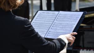 Una persona leyendo una partitura