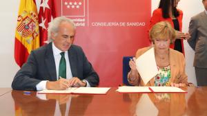 El consejero de Sanidad y la presidenta de APRAMP firman un convenio de colaboración 